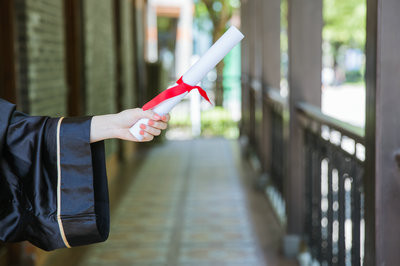 对外经济贸易大学在职研究生适合哪些人报考？