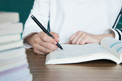 2019年华中科技大学在职研究生报考费用高不高？