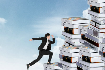 报考2022年中外合办在职研究生学费是多少？