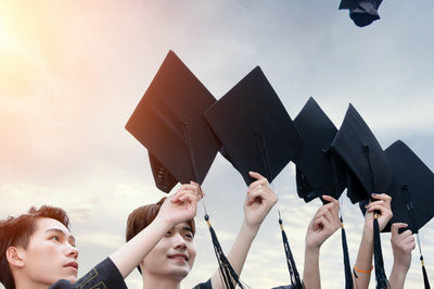 报考2022年在职研究生可以不去学校上课吗？