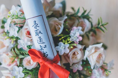 报考在职研究生是否可以落户院校当地？
