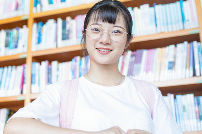 对外经济贸易大学在职研究生拿证容易吗？