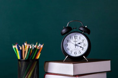 首都经济贸易大学在职课程培训班报名时间、考试时间分别是什么时候？