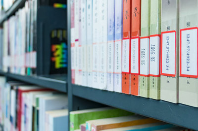 自考本科报考上海对外经贸大学在职研究生有条件限制吗？