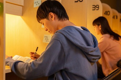 公务员可以攻读西方经济学在职研究生吗？