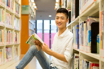 攻读新闻学在职研究生考试难度简单吗？