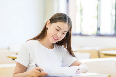 报考中药学在职研究生论文答辩要求高吗？