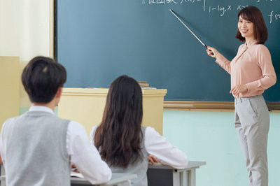 2023年就读经济法学在职研究生上课方式灵活吗？