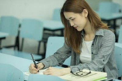 报考武汉轻工大学在职研究生可以考公务员吗？