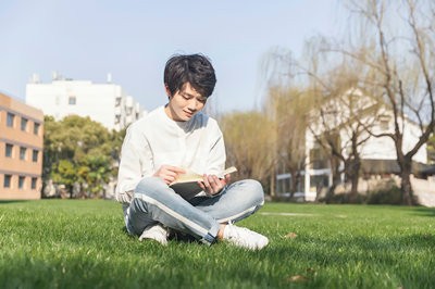 报考经济学在职研究生英语考试难度大吗？
