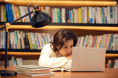 华东政法大学在职研究生的报考途径是什么？