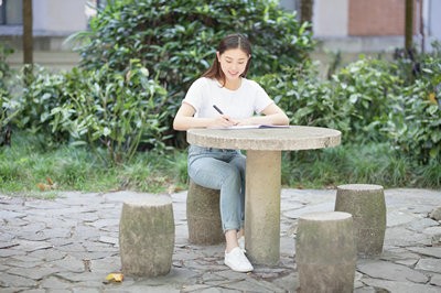内蒙古科技大学在职研究生考试时间和全日制一样吗？