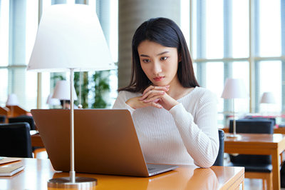 安徽医科大学在职研究生考试时间和全日制一样吗？