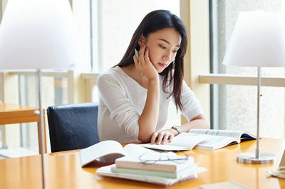 哈尔滨商业大学在职研究生毕业能不能拿学位？