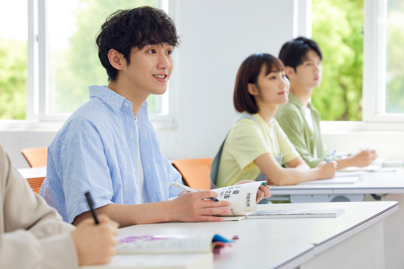 本科有学位如何报考中央民族大学在职研究生？
