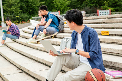 报考2025年北京外国语大学在职研究生上课方式是什么？