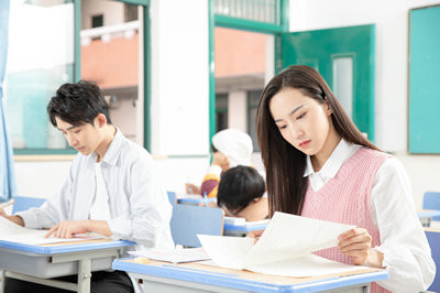 报考2025年西南政法大学在职研究生上课方式是什么？