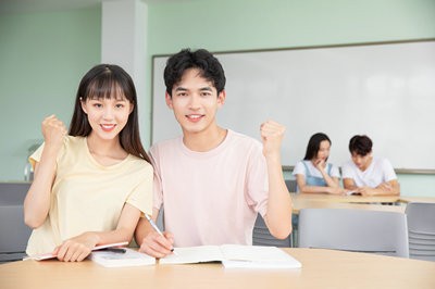 报考湖北中医药大学在职研究生对年龄有限制吗？