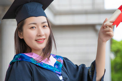 2021年上海对外经贸大学在职研究生毕业颁发什么证书？