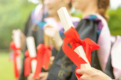 报考2022年经济法学在职研究生受名企承认吗？