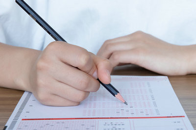 小学教育在职研究生考试难度跟全日制一样吗？