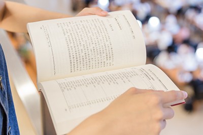 2023年上海对外经贸大学在职研究生论文答辩通过率高吗？