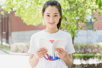 2023年西方经济学在职研究生报名时间是如何安排的？