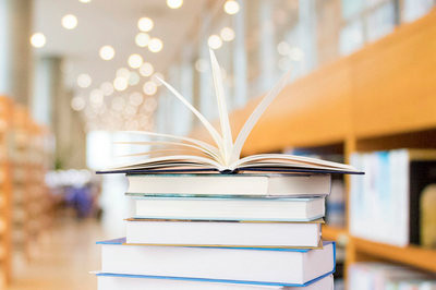 每年保险学在职研究生报名时间是什么时候？