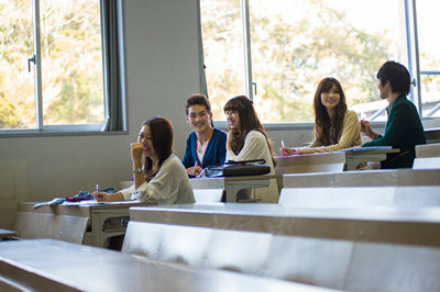 报考重庆大学在职研究生是在周末上课吗？