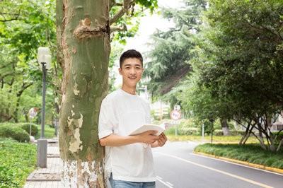 美国林肯大学国际硕士一般什么时候上课？