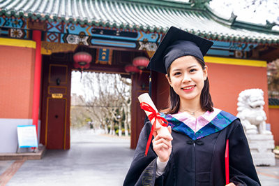 法国巴黎高等商业学院国际硕士是英语授课吗？