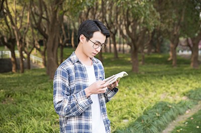 刑法学在职研究生报名时间在几月份？