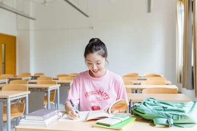 2023年河南在职研究生学费是多少，好考吗？