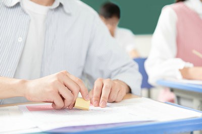 2023年成都在职研究生学费是多少，好考吗？