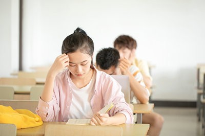 江西财经大学在职研究生可以报考公务员吗？