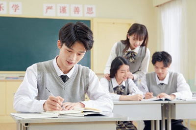 西班牙马德里康普顿斯大学国际硕士报名时间在几月？